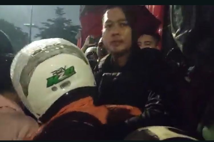 Situasi Memanas di Kwitang, Aparat Brimob Hadapi Massa yang Rusuh