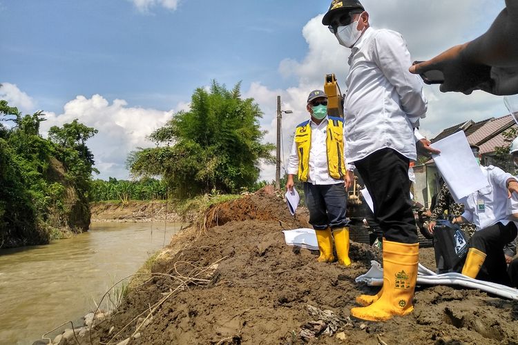 tinjau-lokasi-banjir-medan-menteri-pupr-akan-tinggikan-tebing-sungai