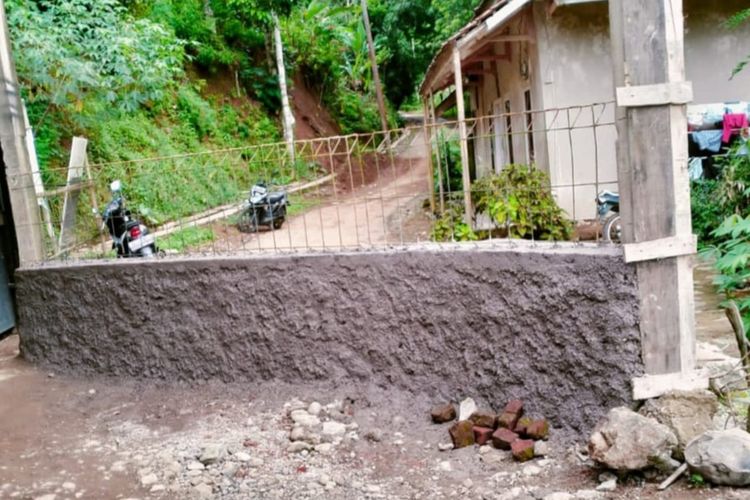 Milik Pribadi dan Sewa Tak Dibayar, Jalan di Desa Mandalasari Ditembok.