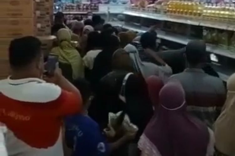Ironi Negeri Kaya Sawit, Rakyat Saling Dorong Berebut Minyak Goreng