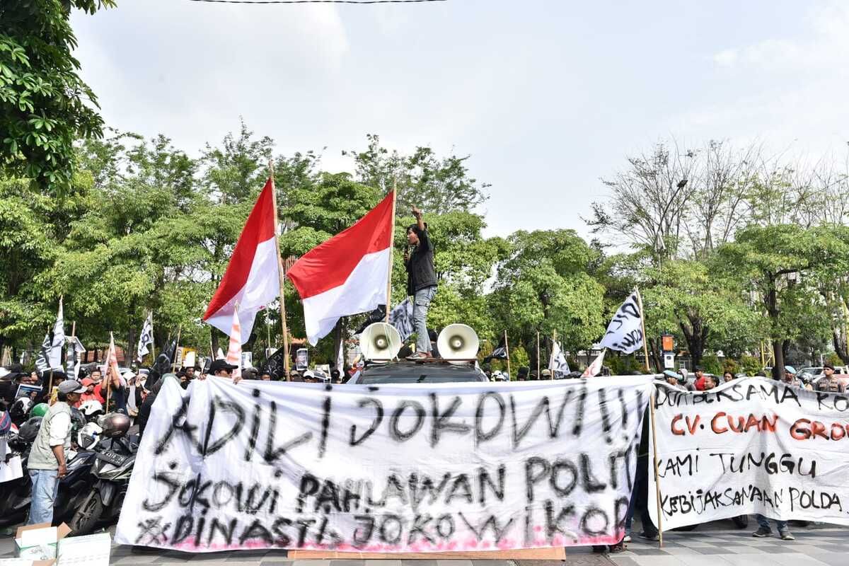 Massa Gelar Aksi di Markas Polda Jatim, Sebut Jokowi Terlibat Banyak Kasus Korupsi