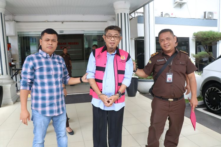 Diduga Korupsi Rp 8 Miliar, Eks Direktur Utama RSUP Adam Malik Ditahan