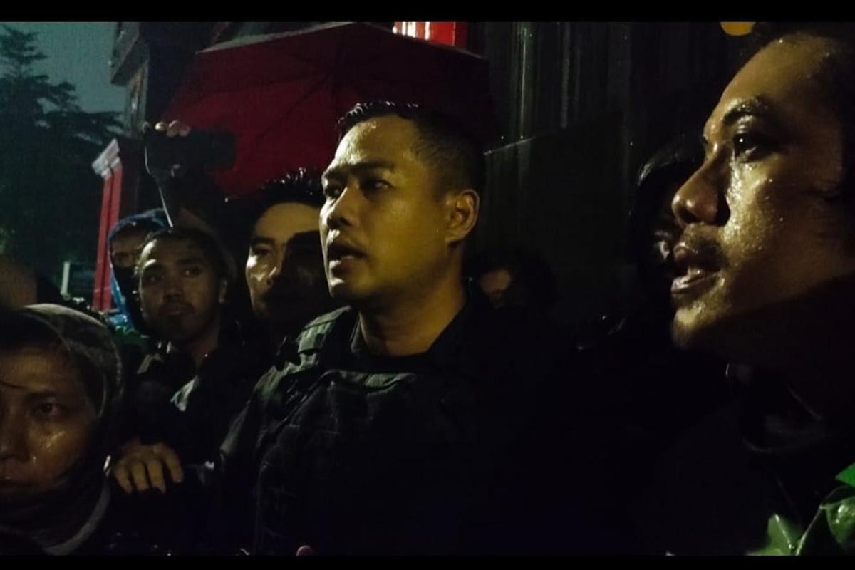 Situasi Memanas di Kwitang, Aparat Brimob Hadapi Massa yang Rusuh