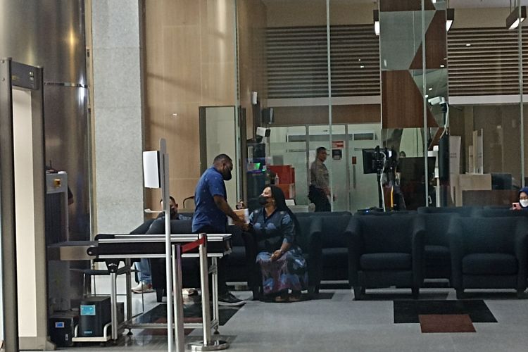 Istri Lukas Enembe Bungkam Saat Ditanya Dugaan Aliran Dana ke OPM