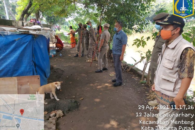 satpol-pp-bongkar-bangunan-liar-di-menteng