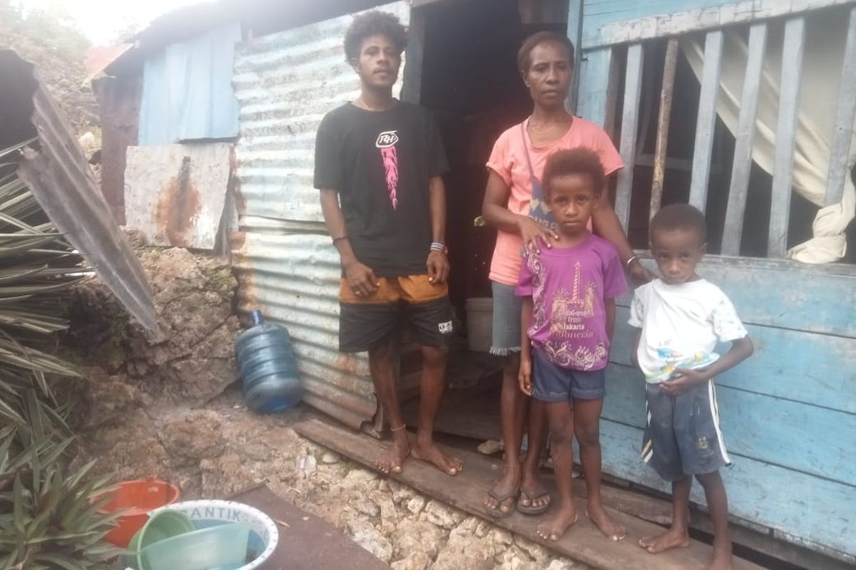 Potret Kemiskinan di Jayapura: Keluarga Regina Hidup di Rumah Seng Miring Tanpa Air
