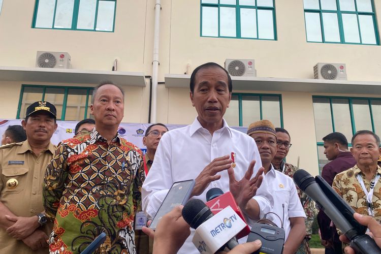 Jelang Pilkada, Jokowi Didesak Turun Tangan Mencegah Demokrasi Makin Merosot