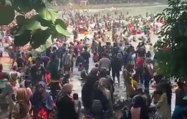 viral-di-medsos-pantai-batu-karas-disesaki-wisatawan