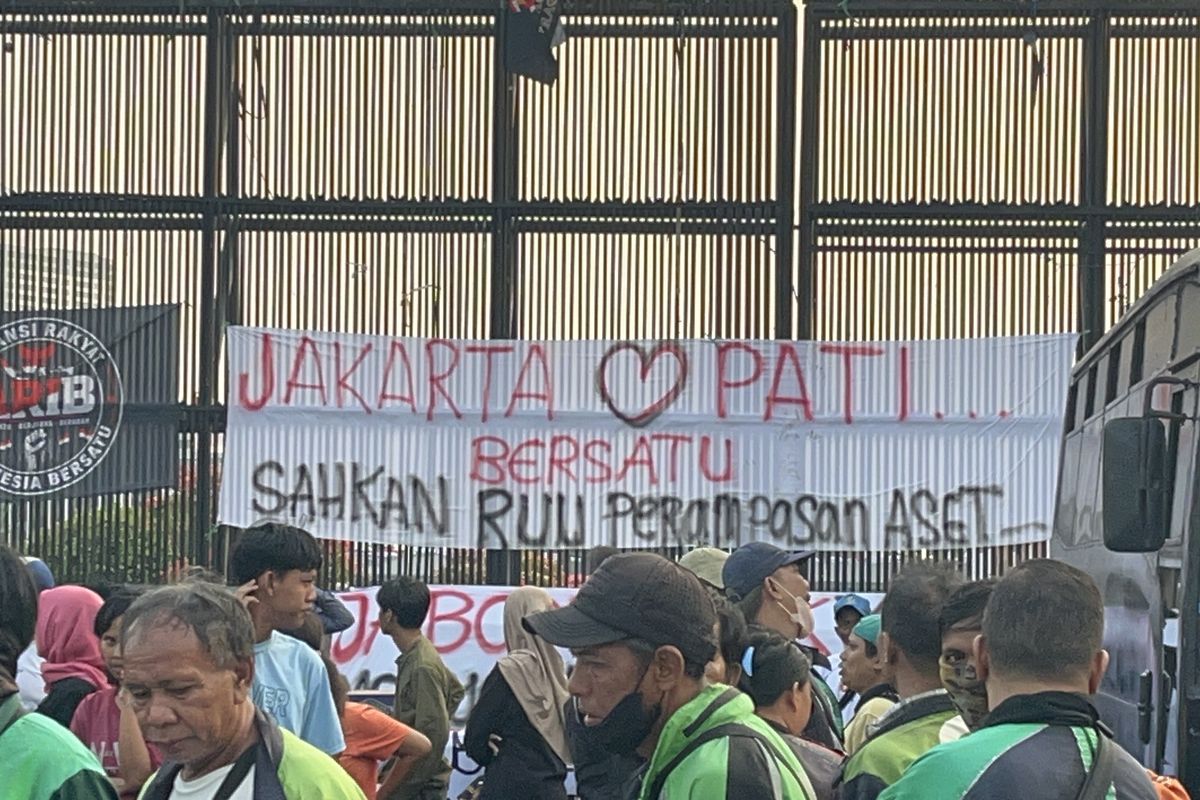 satpol-pp-dki-imbau-massa-warga-pati-tak-gelar-tenda-di-depan-gedung-dpr
