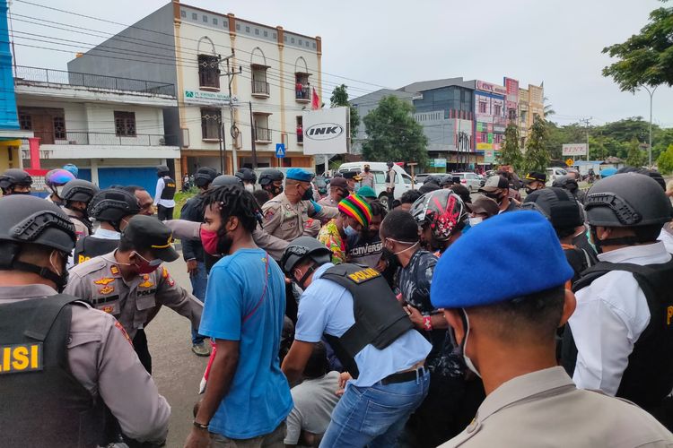 unjuk-rasa-tolak-otsus-papua-di-sorong-ricuh-usai-polisi-amankan-puluhan-demonstran