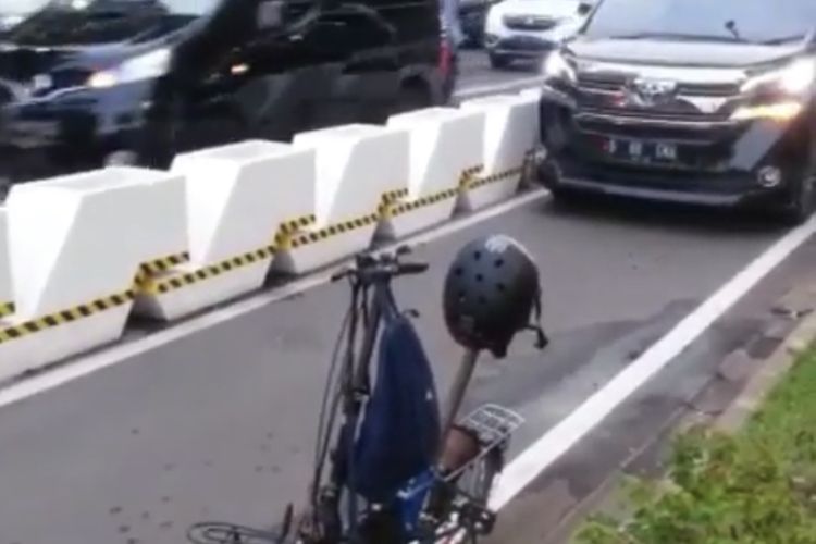 viral-video-mobil-mewah-masuk-di-jalur-sepeda-permanen-di-kawasan-gbk