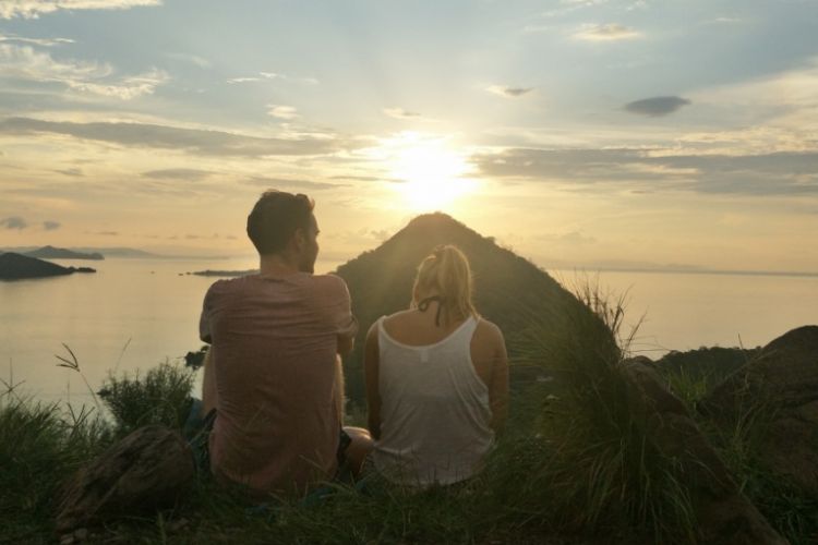 tips-berburu-quotgolden-sunsetquot-di-bukit-cinta-labuan-bajo