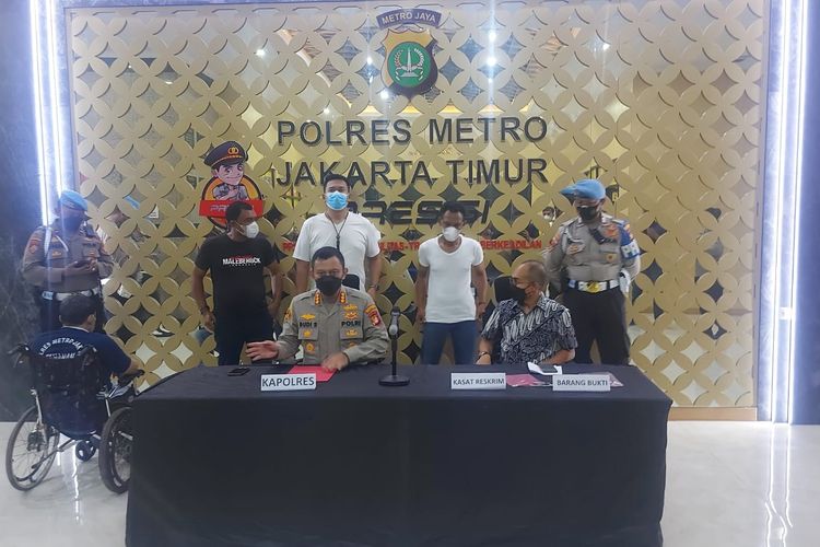 Kronologi Perampokan Mobil diCiracas,Korban Dipukul,Jatuh,lalu Naik Kap Adang Pelaku