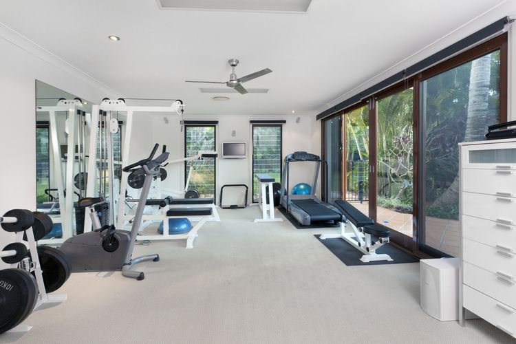 Lebih Baik Gym atau Workout di Rumah? Simak Penjelasannya di Sini