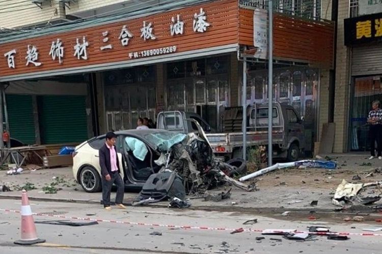 video-mobil-tesla-lepas-kendali-di-china-tewaskan-sejumlah-orang