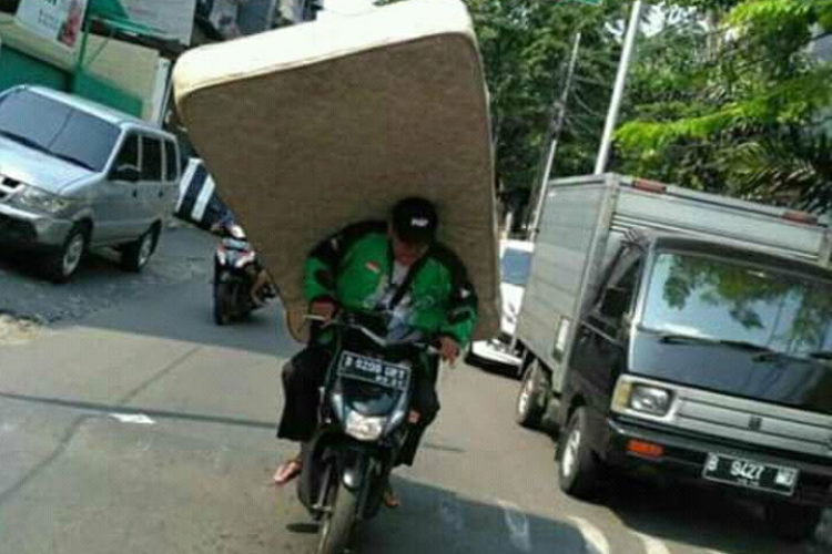 Hal-hal Berbahaya yang Seringkali Dilakukan Pengendara Motor, Apa Saja?
