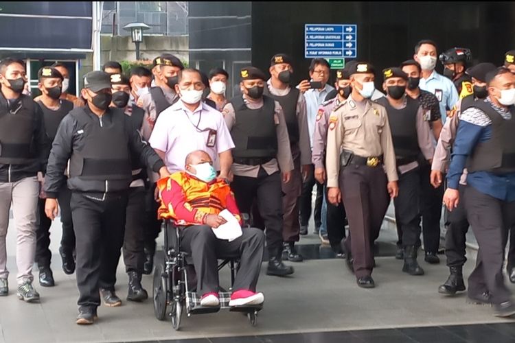 Lukas Enembe Tiba di KPK Sore Ini, Acungkan Jempol dengan Kondisi Tangan Terborgol