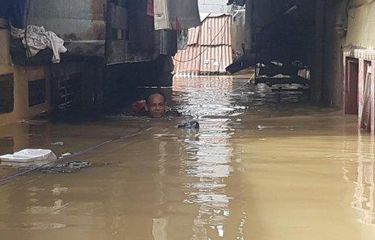 ciliwung-meluap-kampung-melayu-terendam-banjir