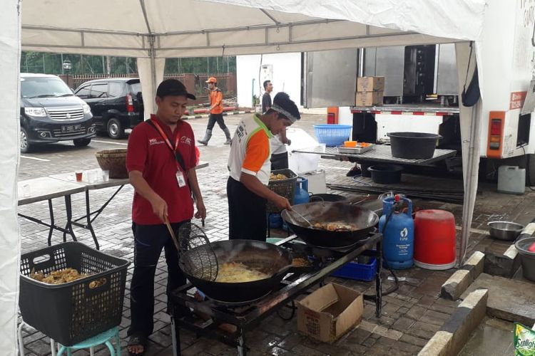 Food Truck ACT, Masak 1000 Kotak Makanan Per Hari untuk Pengungsi Banjir Jakarta