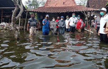 Sederet Aksi Mensos Risma Saat Tinjau Lokasi Bencana,...