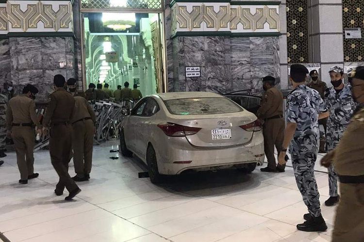 video-viral-mobil-sedan-terobos-masuk-masjidil-haram-dan-tabrak-gate-89