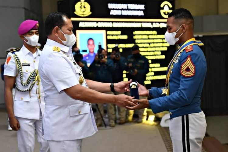 Kisah Juru Parkir, Anaknya Jadi Putra Papua Pertama yang Raih Adhi Makayasa AAL