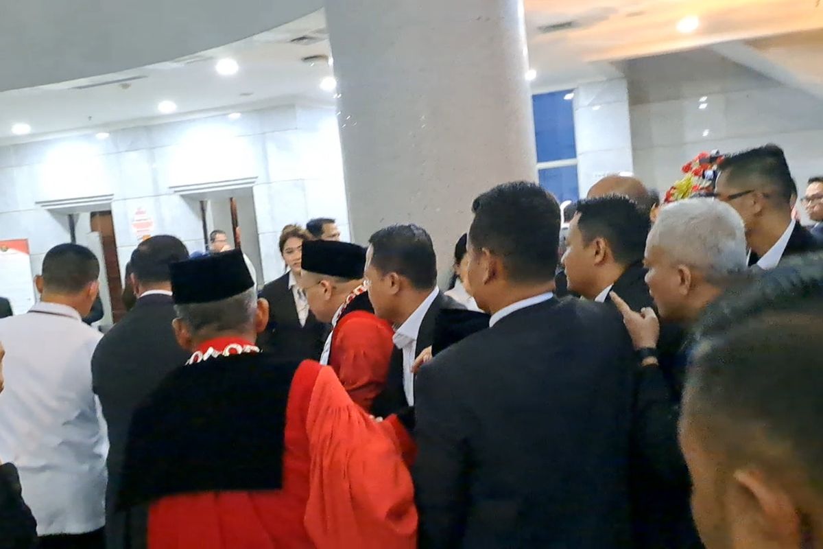 Anwar Usman Pingsan Usai Prosesi Purnabakti di Gedung MK