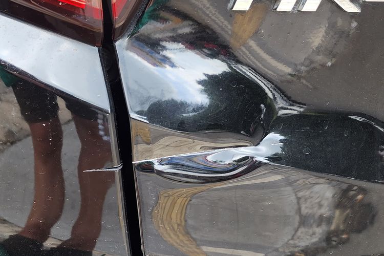 Tak Terima Diklakson, Pengendara Mobil Ini Acungkan Senjata Tajam