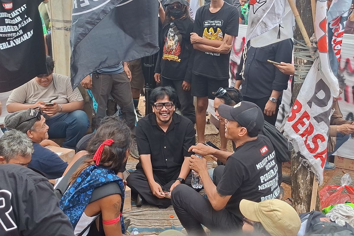 ferry-irwandi-temui-warga-pati-di-depan-gedung-dpr-ri-dukung-demo-27-agustus