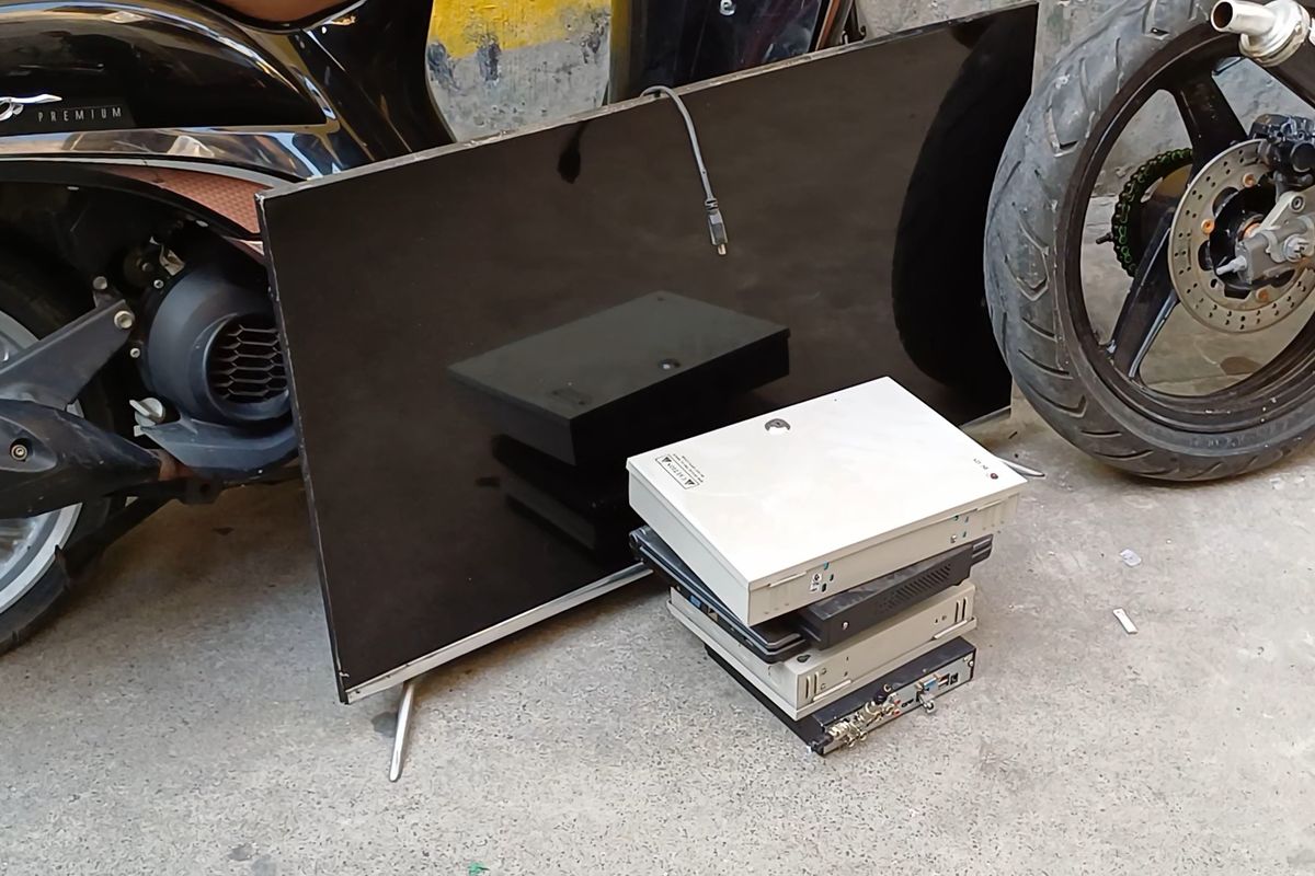 penggerebekan-di-kampung-bahari-polisi-sita-alat-hitung-uang-monitor-hingga-drone