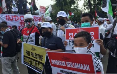 Orang Tua Bawa Anak Ikut Aksi Bela Palestina di Depan Kedubes AS