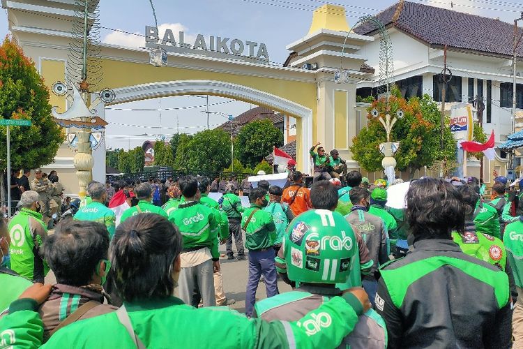 Ratusan Pengemudi Ojol di Pantura Demo, Tuntut Potongan Aplikator Hanya 15 Persen