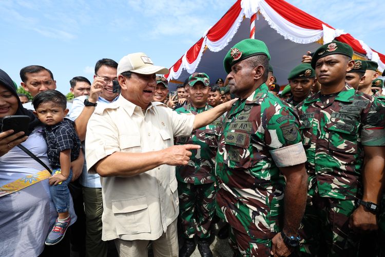 Bertemu Eks Anak Buah di Papua, Prabowo: Dulu Saya Enggak Kejam Kan?