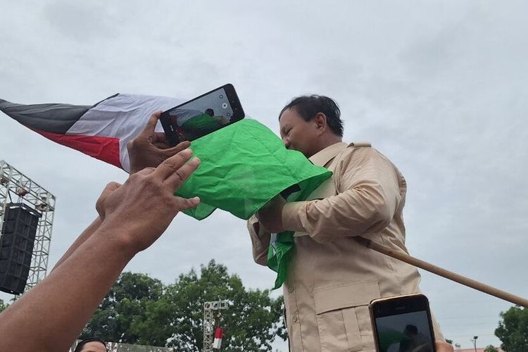 Prabowo Joget, Buka Baju, dan Cium Bendera Palestina Saat Kampanye di Batam