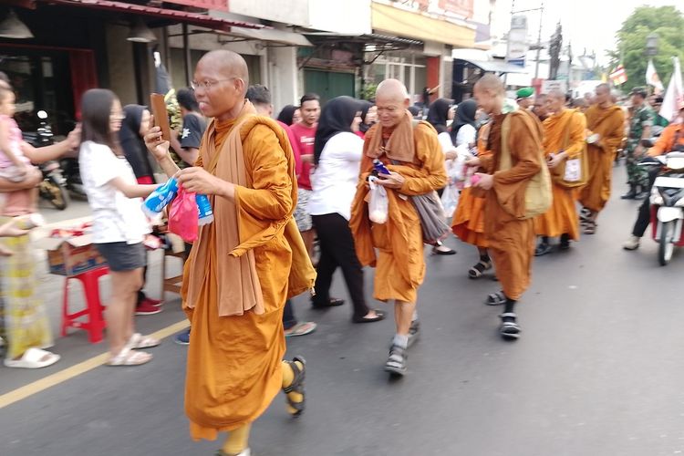 Tiba di Kantor PCNU Kendal, Para Biksu Thudong Dipijat Oleh Banser