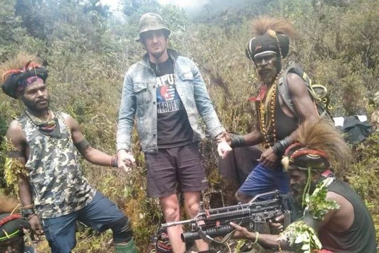 Lawatan Jokowi ke Australia dan Papua Nugini di Tengah Ancaman KKB Tembak Pilot