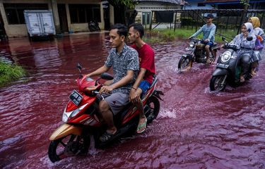 Geger, Air Banjir di Pekalongan Berwarna Merah