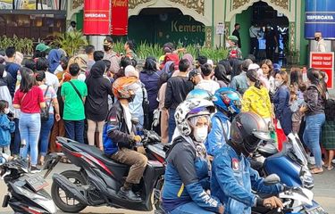 polisi-bubarkan-antrean-pengunjung-mal-btm-bogor-yang-mengular-hingga-jalan