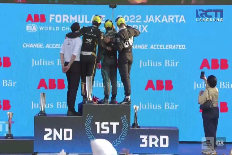 Saat Puan Asyik Abadikan Momen Penyerahan Piala Formula E Pakai Ponselnya