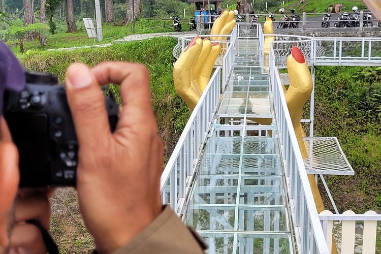 Jembatan Kaca di Limpakuwus Banyumas Pecah, 4 Wisatawan Jatuh, 1 Tewas 