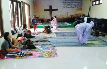 Viral Foto Pengungsi Banjir Shalat di Gereja Kudus, Netizen: Indahnya Toleransi