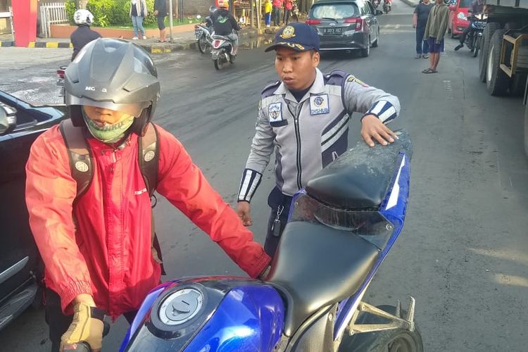 Bocah Bersepeda Ditabrak Motor Sport di Bekasi, Saksi: Bannya Terbang ke Mobil Saya