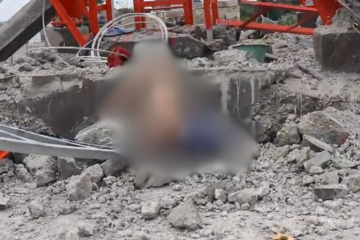 Coran Tower Ambruk di Bekasi, Tubuh Korban Tewas Tersangkut Reruntuhan