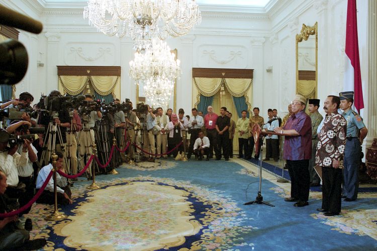 Damai Sesaat di Istana, Kala Gus Dur Selesai Shalat Malam Jelang Dilengserkan MPR..