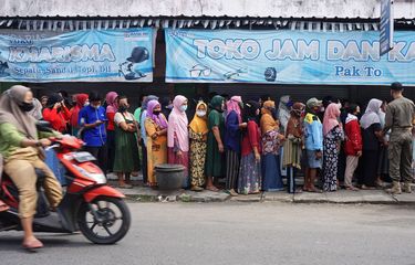 Ironi Negeri Kaya Sawit, Rakyat Saling Dorong Berebut Minyak Goreng