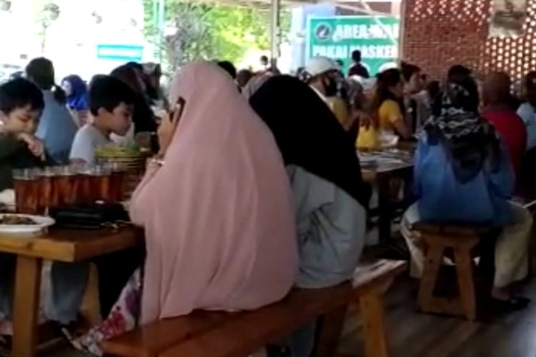 Sebut Pemerintah Zalim, Polisi Buru Ibu-ibu Pengunjung Resto Tak Patuh Prokes