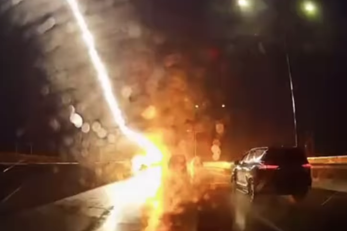 Video Mobil Tersambar Petir di Jalan Layang MBZ