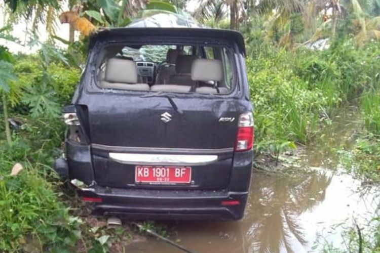 Mobil Dinas Disopiri Anak 16 Tahun Tabrak Sepeda Motor, 2 Orang Tewas
