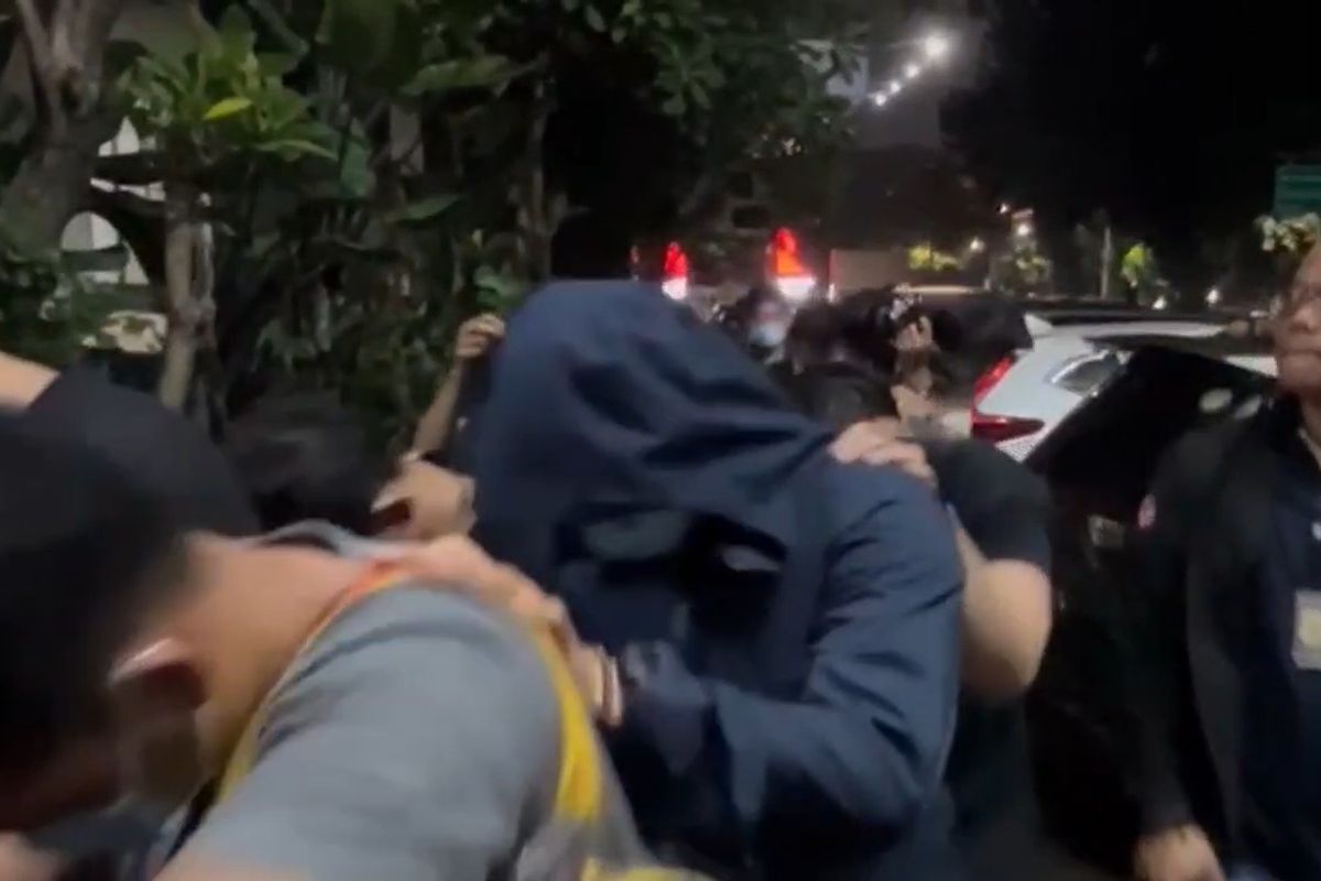53 Pria Terlibat Pesta Seks di Jaksel Dijemput Istri atau Ibunya di Kantor Polisi