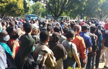 Membeludak, Warga Berdempetan Antre Vaksinasi di Puspemkot Tangerang